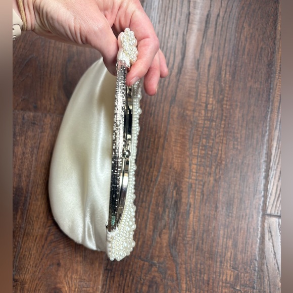 Elegant Cream Pearl Embellished Women's HandBag - Picture 7 of 10